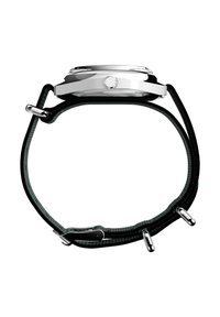 Montre en métal argenté avec un cadran rond, un bracelet texturé noir et une quincaillerie argentée. Comprend trois boutons-poussoirs et une finition polie sur le boîtier.