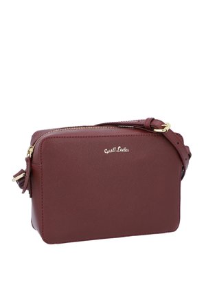 Bolso bandolera compacto de cuero burdeos con cremallera dorada, correa ajustable y logo "Gusti Leder" en el frente.