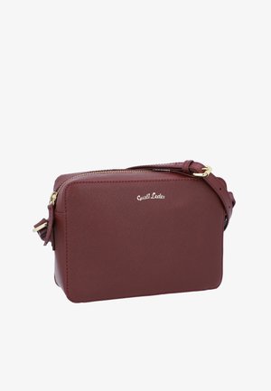 Bolso bandolera compacto de cuero burdeos con cremallera dorada, correa ajustable y logo "Gusti Leder" en el frente.