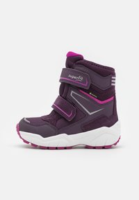 Lila und rosa Kinderstiefel mit Klettverschlüssen, strukturiertem Material, solidem Gummisohle und reflektierenden Akzenten. Wasserdichtes Gore-Tex-Material.