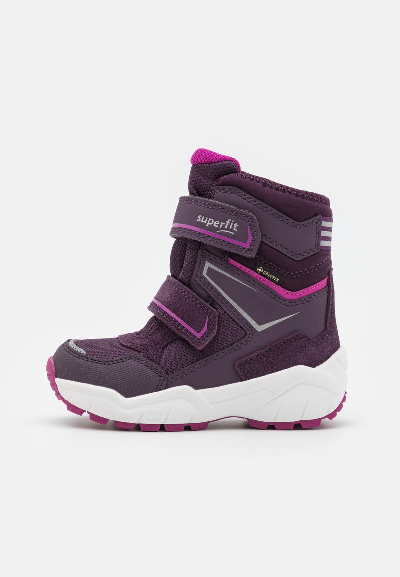 Lila und rosa Kinderstiefel mit Klettverschlüssen, strukturiertem Material, solidem Gummisohle und reflektierenden Akzenten. Wasserdichtes Gore-Tex-Material.