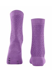 Lila Baumwollsocken mit einem strukturierten Wabenmuster, gerippten Bündchen und dezentem Markenaufdruck an der Ferse.