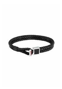 Bracciale di cuoio intrecciato nero con chiusura quadrata in argento che presenta un centro nero texture. Include un'etichetta del marchio con logo in rosso e bianco.