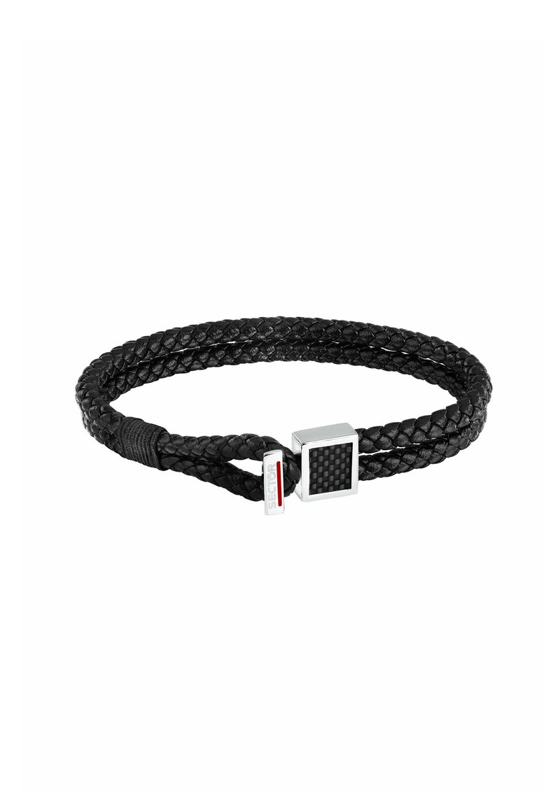 Bracciale di cuoio intrecciato nero con chiusura quadrata in argento che presenta un centro nero texture. Include un'etichetta del marchio con logo in rosso e bianco.