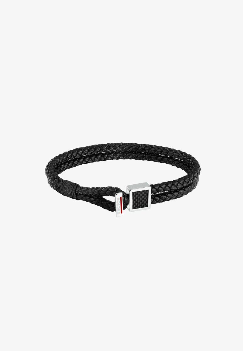 Bracciale di cuoio intrecciato nero con chiusura quadrata in argento che presenta un centro nero texture. Include un'etichetta del marchio con logo in rosso e bianco.