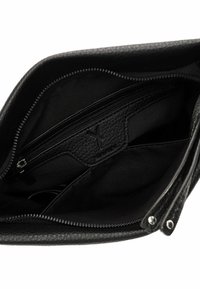 Borsa in pelle nera con una superficie texturizzata. L'interno presenta una fodera in tessuto nero, una tasca con zip e un logo decorativo.
