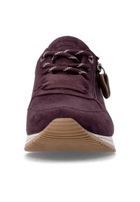Baskets en daim violet foncé avec lacets à motifs, vue de face, montrant une semelle en caoutchouc rainurée et une fermeture éclair avec tirette en cuir sur le côté.