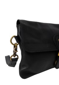 Clutch in pelle nera con chiusura a pattina, dotato di hardware in ottone e tracolla removibile. Texture liscia con dettagli di cucitura minima.