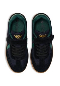 Sneaker blu navy e verdi con tomaia in suede e mesh, dotate di lacci neri e cinturino in Velcro. Suola in gomma marrone con dettagli in oro.