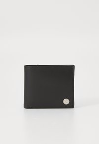 Portafoglio in pelle nera con design bi-fold, caratterizzato da un accento in logo argentato e linee pulite. Texture liscia senza motivi visibili.