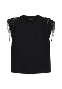 Czarny krótki t-shirt z ozdobnymi detalami na ramionach wykonanymi z materiałowych kwiatów i zwisających łańcuszków, wykonany z miękkiego tekstylnego materiału.