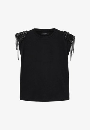 Schwarzes T-Shirt mit kurzen Ärmeln und verzierten Schultern, die Stoffblumen und hängende Ketten aufweisen, aus weichem Textilmaterial gefertigt.