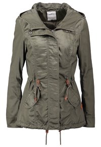 Olivově zelená bunda s kapucí a lesklým povrchem, zapínání na zip, dvě náprsní kapsy, stažení v pase a světle hnědé detaily.