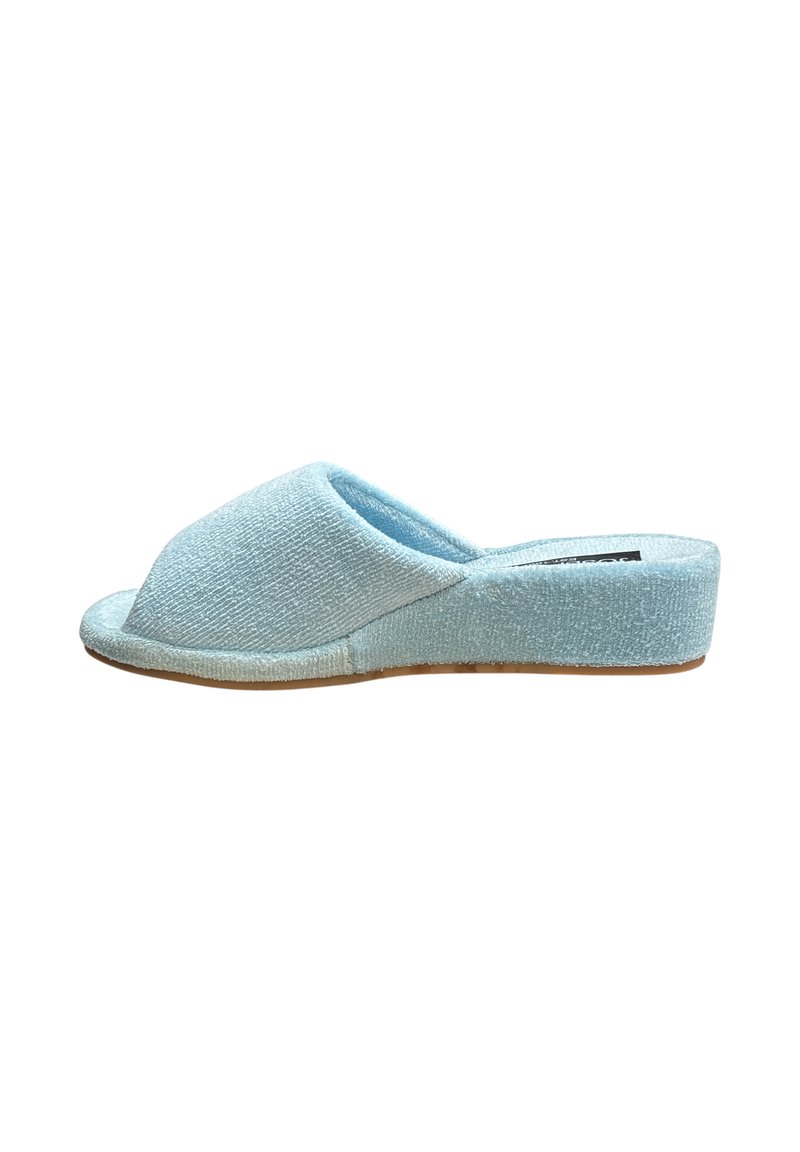 Pantofole slip-on di colore azzurro chiaro con tomaia in tessuto testurizzato, punta aperta e tacco basso a zeppa. Presentano una silhouette morbida e arrotondata.