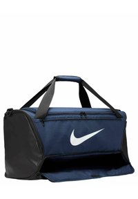 Bolsa de deporte azul marino con acentos negros, material de tela, asas superiores dobles, compartimentos con cremallera y destacado logo blanco de Nike.