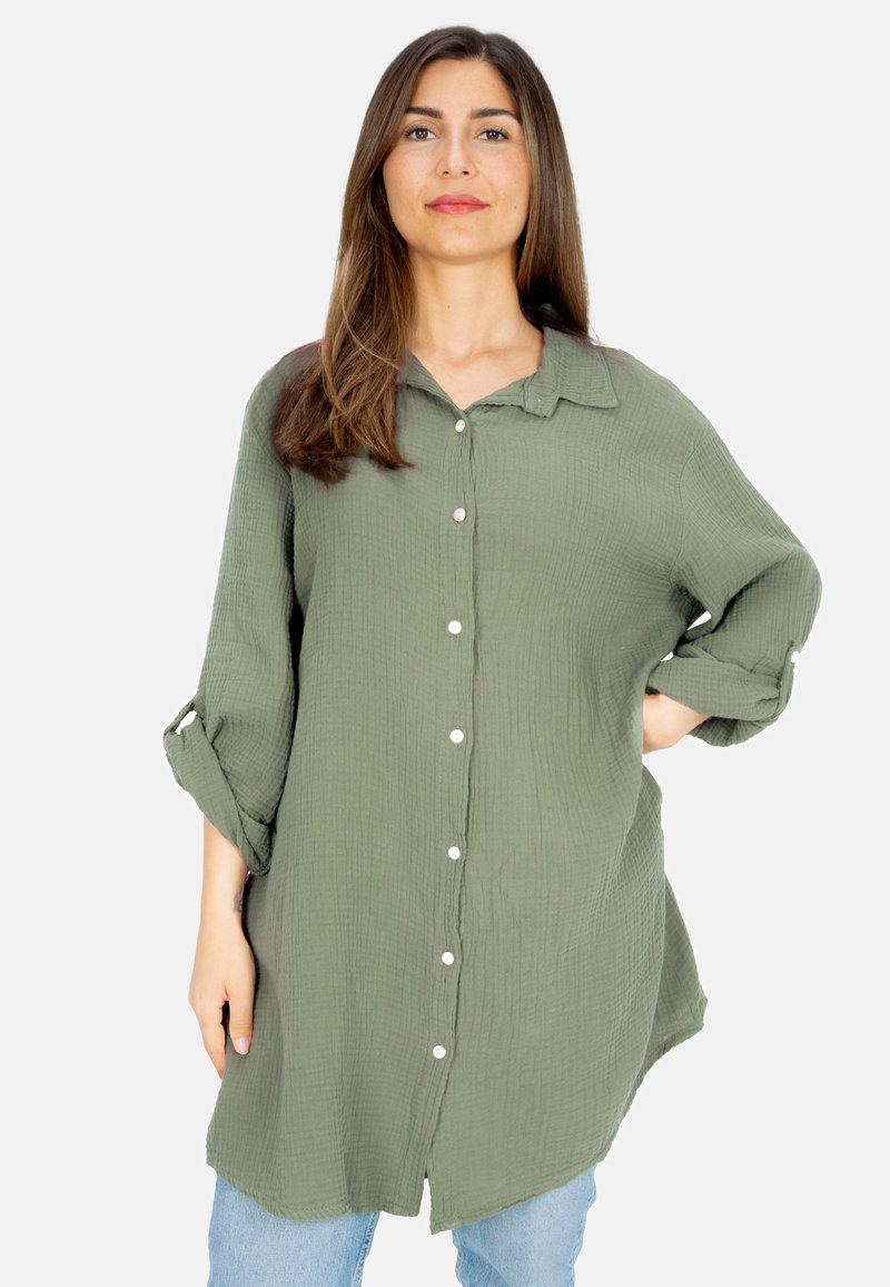 Olivgrünes Hemd mit Knöpfen aus strukturiertem Stoff, mit einem kragenähnlichen Ausschnitt und hochgekrempelten Ärmeln, geradem Saum und seitlichen Schlitzen.