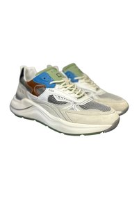 Sneakers con un mix di materiali, caratterizzati da mesh bianco, suede grigio, accenti blu e verdi, e una bulky suola bianca.