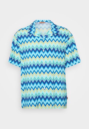 Camisa de botão de mangas curtas com um padrão zigzag em azul, verde e branco. Feita de um tecido leve, com gola e bolso.