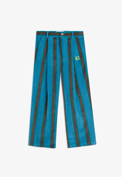 Tirkizne hlače širokih nogavica s tamnosmešnim i zelenim uspravnim prugama, s prednjim džepovima i žutima izvezena inicijala "B.C."