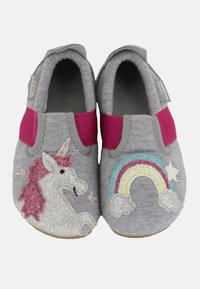 Grau Stoffschlappen mit einem Einhorn-Motiv, glitzernden Akzenten, einem bunten Regenbogen und Sternen-Details. Elastische pinke Bänder sorgen für Komfort.
