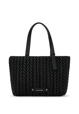 Bolso tote negro hecho de material acolchado con un patrón trenzado, que cuenta con dos asas planas y un detalle de logo metálico en la parte frontal.