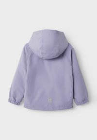 Žymėta alyvinė striukė su kauke, elastingomis rankovėmis ir kvadratinėmis logotipo etiketėmis gale. Lygus audinys, paprastas dizainas ir kasdieniška kirpimas.