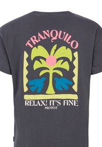 T-shirt gris foncé avec graphique coloré représentant un palmier stylisé et des oiseaux, avec le texte "TRANQUILO" et "RELAX ! IT'S FINE PROTEST" au dos.