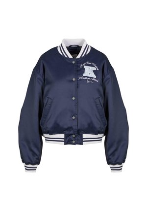 Chaqueta bomber de satén en color marino con cuello y puños de canalé a rayas blancas, botones a presión en la parte delantera, dos bolsillos y texto decorativo bordado junto con un logo.
