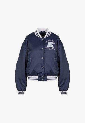 Giacca bomber in satin blu navy con collare e polsini a coste bianchi, bottoni a scatto frontali, due tasche e testo e logo ricamati decorativi.