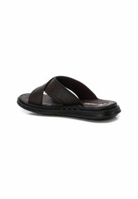 Sandalias deslizantes de cuero marrón con tiras cruzadas, detalle perforado y una suela de goma negra con agarre texturizado y sutil branding.