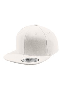 Fehér snapback sapka strukturált anyagból, lapos karimával, hatpaneles kialakítással és fekete címkével az elülső alján.