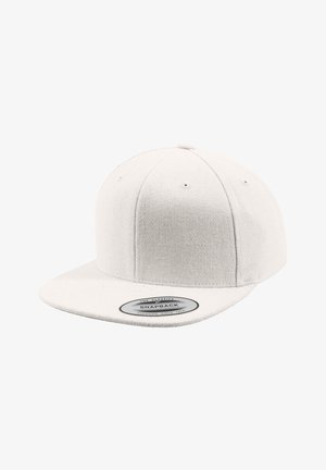 Fehér snapback sapka strukturált anyagból, lapos karimával, hatpaneles kialakítással és fekete címkével az elülső alján.