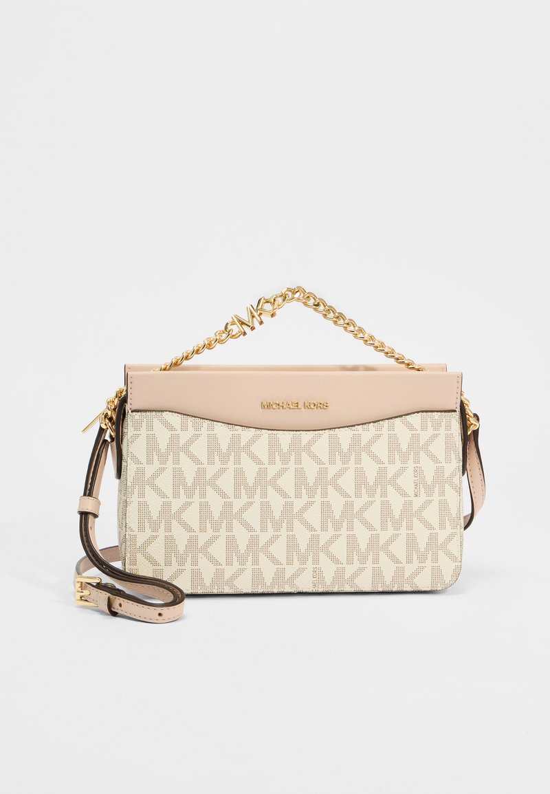 Borsa a tracolla in tela beige con dettagli in pelle marrone, dotata di una maniglia a catena dorata, motivo con logo e tracolla regolabile.