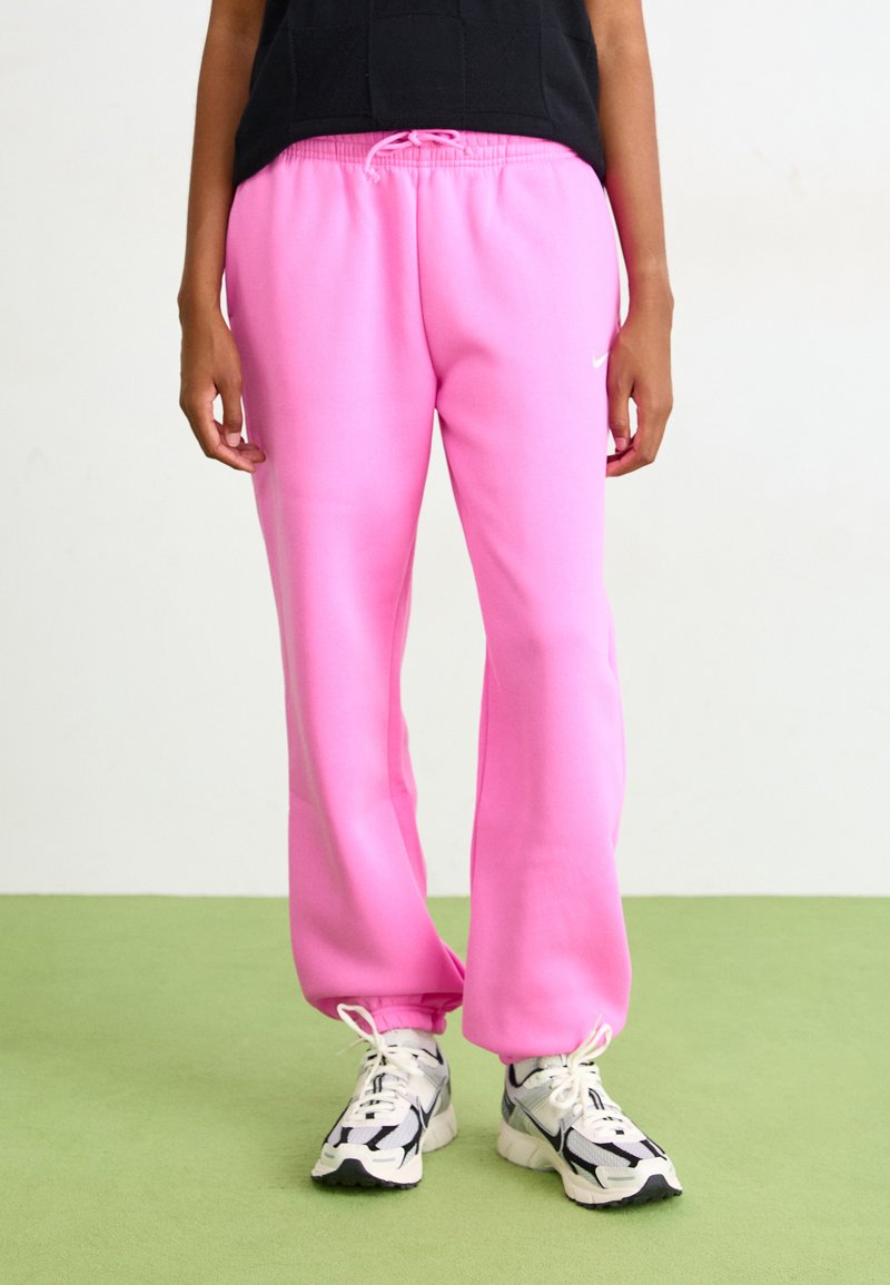 Rosa joggebukser laget av mykt stoff med elastisk midjebånd og mansjetter, med snor og en liten logo på låret.