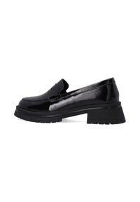 Zwarte patenten leren loafers met een lage blokhak en een gestikt paneelontwerp op de bovenkant. De zool heeft een gestructureerd loopvlakpatroon.