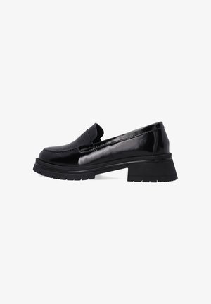 Zwarte patenten leren loafers met een lage blokhak en een gestikt paneelontwerp op de bovenkant. De zool heeft een gestructureerd loopvlakpatroon.