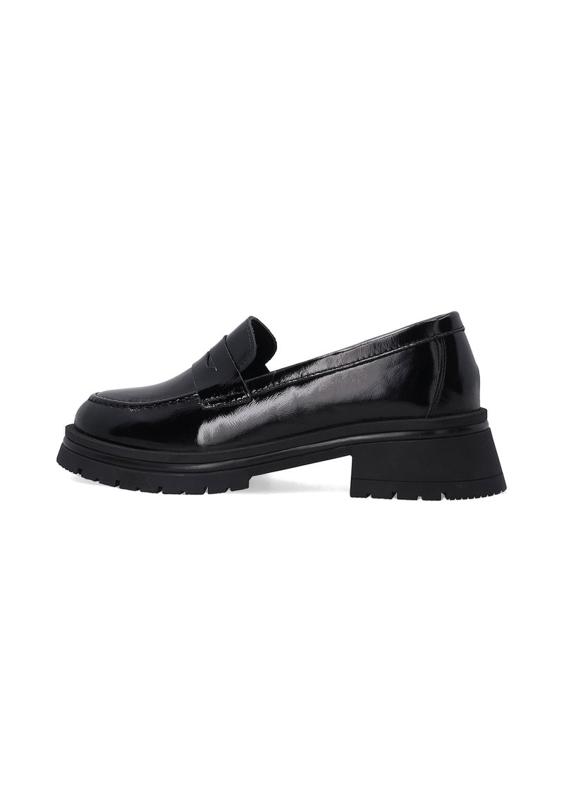 Zwarte patenten leren loafers met een lage blokhak en een gestikt paneelontwerp op de bovenkant. De zool heeft een gestructureerd loopvlakpatroon.
