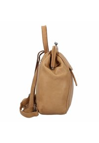 Sac en cuir tan avec une finition texturée, bandoulière ajustable, fermeture à crochet en haut, et un silhouette douce et décontractée.