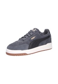 Sneaker in suede grigia con accenti in pelle nera, suola intermedia bianca e suola esterna in gomma color giallo; presenta colletto e linguetta imbottiti, design con lacci.