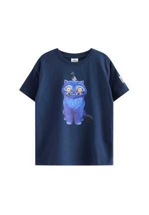 Laivastonsininen T-paita, jossa on suuri kuva hymyilevästä sinisestä kissasta keltaisilla silmillä ja päässään hattua pitävä pieni mustavalkoinen lintu.
