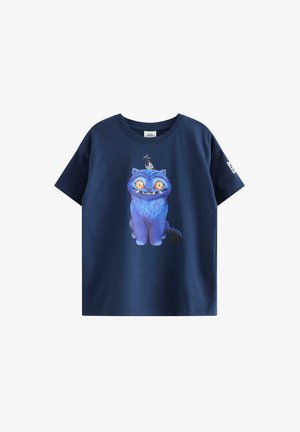 Mørkeblå T-shirt med en stor grafik af en smilende blå kat med gule øjne og en lille sort og hvid fugl med hat, der sidder på dens hoved.