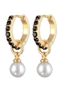 Guld hoops øreringe med sorte ædelstene foran og en hvid perle, der hænger fra hver. Glat, skinnende overflade med et poleret udseende.