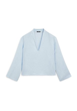 Jasnoniebieska bluzka z długim rękawem, głębokim dekoltem w serek i lekko rozkloszowanymi rękawami, rozłożona na płasko na białym tle.