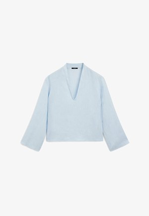 Lichtblauwe blouse met lange mouwen, diepe V-hals en lichtuitlopende mouwen, plat neergelegd op een witte achtergrond.