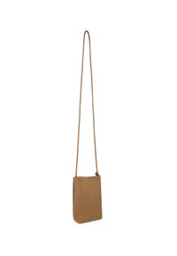 Kleine beige leren crossbodytas met een lange dunne riem, rechthoekige vorm en een korrelige structuur, hangend tegen een witte achtergrond.