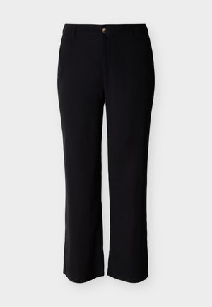 Schwarze gerade geschnittene Hose mit Knopf- und Reißverschluss, seitlichen Taschen und Gürtelschlaufen, vor einem einfarbigen hellen Hintergrund präsentiert.