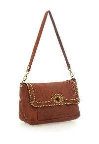 Borsa a tracolla in pelle marrone con patta, dettagli con borchie lungo i bordi, tracolla removibile e dettagli in metallo dorato sulla chiusura.