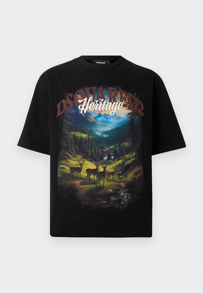 Mustad lühikeste varrukatega must T-särk, millel on värvikas maastiku graafika, kus on kujutatud hirvi, mägesid ja sõnad "DSQUARED2 Heritage" tumeda kirjatüübiga.