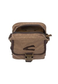 Braune Canvas-Tasche mit einem Reißverschluss oben, ausgestattet mit einem dunklen Rand, einem Metallverschluss und einem gestickten Logo auf der Vorderseite. Kompakte rechteckige Form.