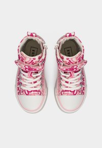Παιδικά ψηλά αθλητικά παπούτσια σε ρόζ και λευκό χρώμα με ανθισμένα σχέδια, λευκά κορδόνια και λουριά με βέλκρο, φωτογραφημένα από πάνω σε λευκό φόντο.
